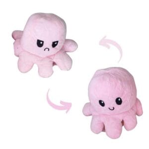 Un enfant jouant avec sa doudou pieuvre réversible, apprenant à communiquer ses sentiments dans un environnement familial.