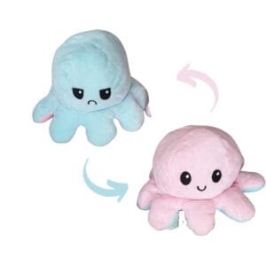 Une main adulte retournant une peluche à double expression, démontrant la simplicité d'utilisation pour changer l'humeur affichée.