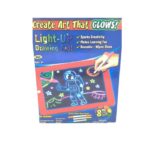 Image de la Tablette Magique Enfant avec une planche à dessin lumineuse et un enfant qui dessine dessus avec des marqueurs pour la créativité