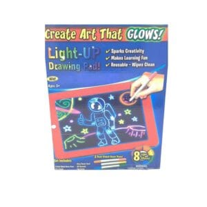 Image de la Tablette Magique Enfant avec une planche à dessin lumineuse et un enfant qui dessine dessus avec des marqueurs pour la créativité