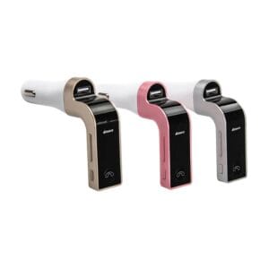 Vue détaillée du Transmetteur Bluetooth Voiture FM Bluetooth montrant sa compatibilité universelle et son design compact