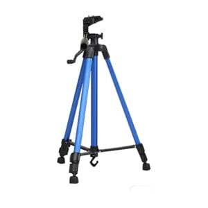 Trepied extensible 140cm en pleine hauteur, capturant un paysage avec une caméra reflex.