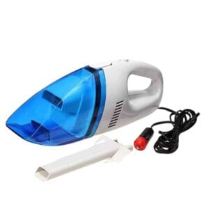 Aspirateur voiture portable 12V branché sur allume-cigare nettoyant l'intérieur d'une auto, idéal pour le nettoyage rapide au Maroc.