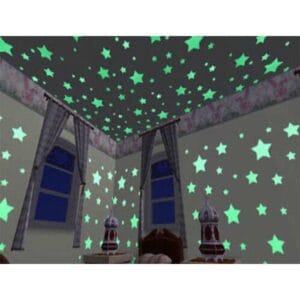 Étoiles lumineuses fluorescentes pour créer un ciel étoilé enchanteur dans une chambre d'enfant la nuit.