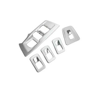 Vue de près de l'habillage chromé installé sur les boutons intérieurs d'un Tiguan.