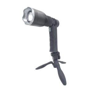 Lampe torche LED puissante et rechargeable éclairant une zone sombre pour le camping ou la sécurité.