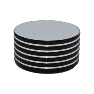 Groupe d'amis écoutant de la musique avec un mini haut parleur bluetooth en pique-nique au Maroc.