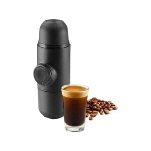 Image d'une machine à expresso portable Minipresso prête à faire du café en pleine nature.