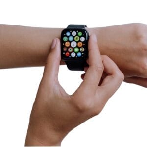 Montre intelligente de couleur rose avec bracelet de 44mm, présentant son interface utilisateur avec des menus intuitifs pour les femmes et les hommes.