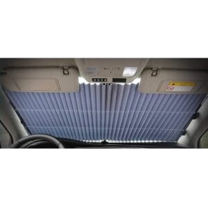 Le pare soleil universel pour voiture enroulé, compact, prêt pour l'installation rapide ou le rangement sous le siège.
