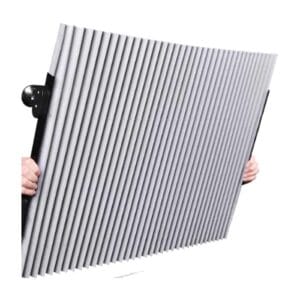 Pare soleil rétractable voiture installé sur pare-brise avant, protégeant l'habitacle du soleil intense au Maroc.