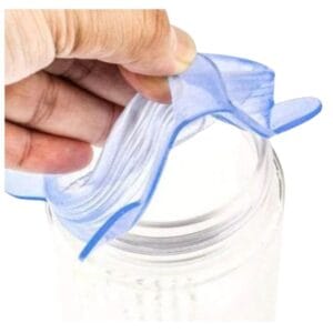 Lot de 6 couvercles réutilisables en silicone, posés sur une table de cuisine avec des fruits frais