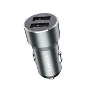 Adaptateur allume cigare avec ses deux ports USB-A visibles, montrant le design robuste.