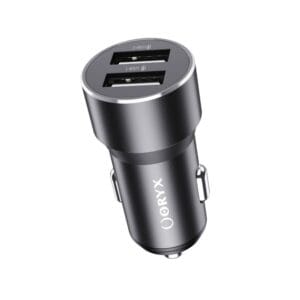 Chargeur voiture rapide ORYX double USB 12W branché dans un véhicule, chargeant un smartphone.