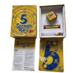 Boîte du jeu de société "5 Second Rule Jr." (Règle des 5 secondes Junior) avec un grand "5" bleu et un minuteur jaune tourbillonnant, mentionnant "Say it out loud!" et "3+ Players Ages 6+".