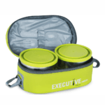 Boîte à lunch isotherme Milton Executive Lunch ouverte. Le sac vert citron contient deux conteneurs ronds en acier inoxydable avec des couvercles verts. Des couverts en plastique blanc sont rangés dans un filet sur le rabat intérieur.