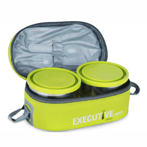 Boîte à lunch isotherme Milton Executive Lunch ouverte. Le sac vert citron contient deux conteneurs ronds en acier inoxydable avec des couvercles verts. Des couverts en plastique blanc sont rangés dans un filet sur le rabat intérieur.