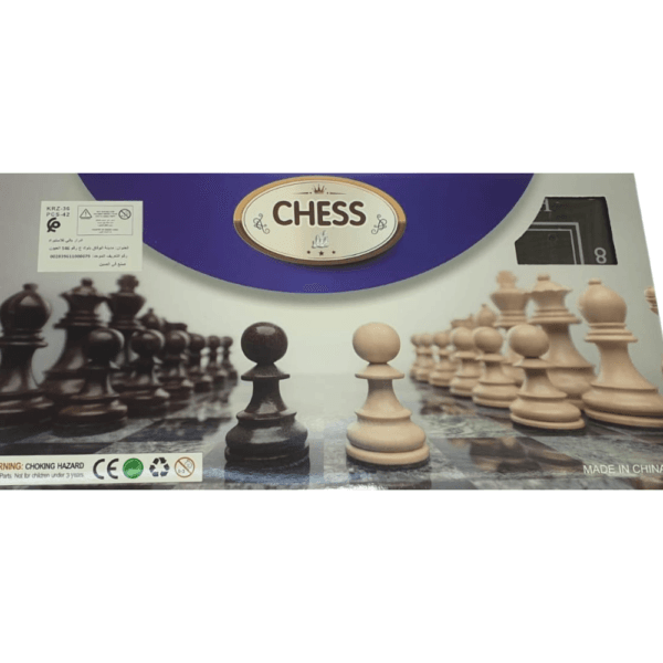 Boîte de jeu Échiquier et Pièces Staunton avec des pièces de style Staunton marron et beige clair. L'emballage indique "CHESS", la référence "R.R.Z. 24 Pcs 42", l'avertissement "CHOKING HAZARD" (risque d'étouffement) pour les moins de 3 ans, la marque CE et la mention "MADE IN CHINA".
