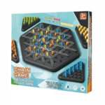 Un plateau de jeu de société noir, quadrillé de picots formant des triangles, avec des élastiques blancs tendus et des pions de quatre couleurs (bleu, vert, jaune, orange) disposés. Une main place un pion. La boîte du jeu, intitulée "CHAIN GAME MULTIPLAYER PUZZLE GAME", est visible.