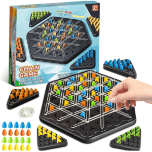 Enfants et adultes jouant à un jeu de stratégie familial, le Chain Game, développant la logique et l'anticipation.