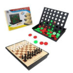 Vue d'ensemble du coffret de jeux 4 en 1 déballé. On voit la boîte du produit, le plateau d'échecs/dames avec les pièces montées, et la grille de jeu du 4 en ligne avec des jetons rouges et verts dispersés.