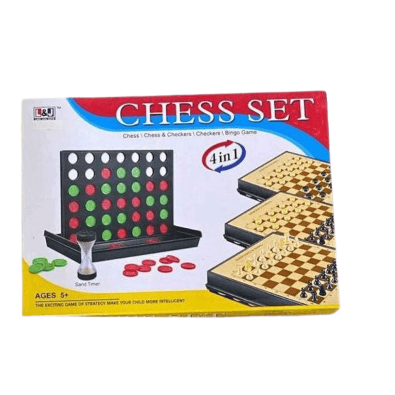 Coffret de jeux de société 4 en 1 de la marque L&J, intitulé "CHESS SET", contenant les jeux Échecs, Dames, 4 en ligne, et Bingo. La boîte montre le sablier et des illustrations des grilles de jeu du 4 en ligne et du plateau d'échecs. Mention "AGES 5+