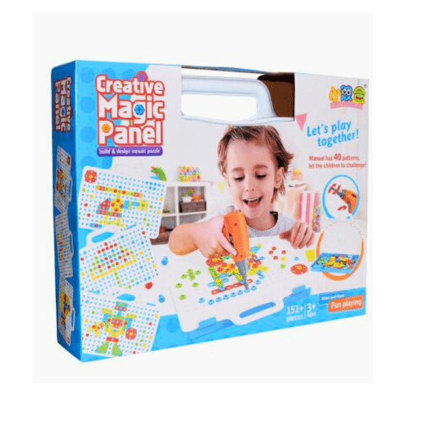 jeu mosaïque de construction "Creative Magic Panel" mosaïque à visser) montrant un enfant souriant utilisant une visseuse électrique orange pour fixer des pièces colorées sur un panneau blanc. La boîte indique "151+ pieces" et "3+ ans".