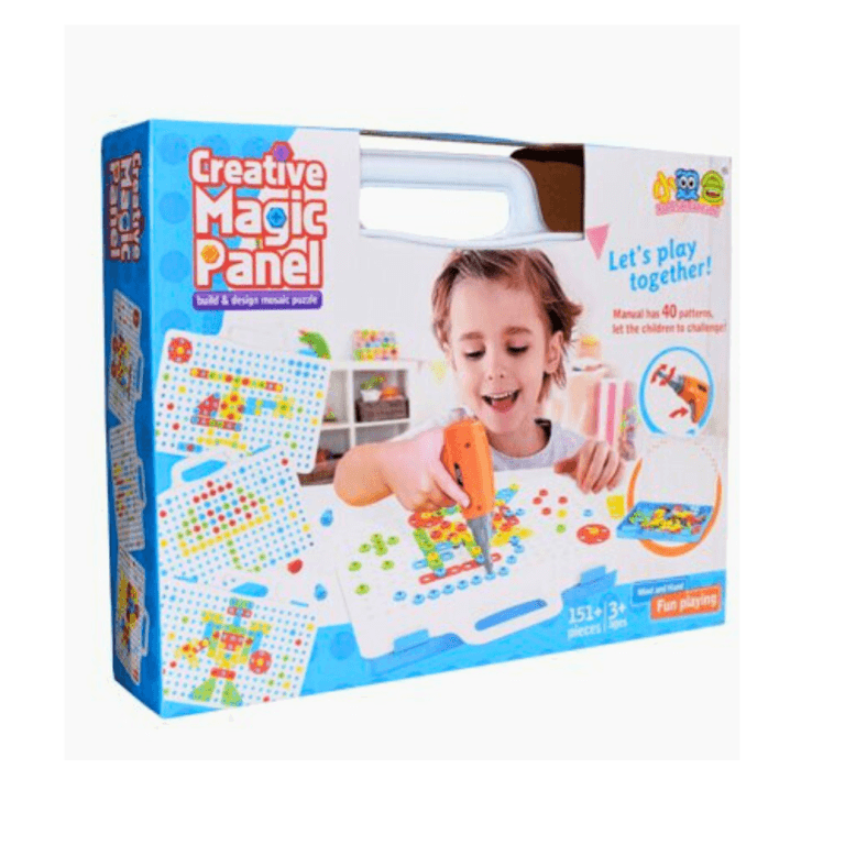 jeu mosaïque de construction "Creative Magic Panel" mosaïque à visser) montrant un enfant souriant utilisant une visseuse électrique orange pour fixer des pièces colorées sur un panneau blanc. La boîte indique "151+ pieces" et "3+ ans".