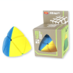 Cube Mastermorphix 3x3 YJ Zongzi forme pyramide, bleu et jaune, à côté de sa boîte.