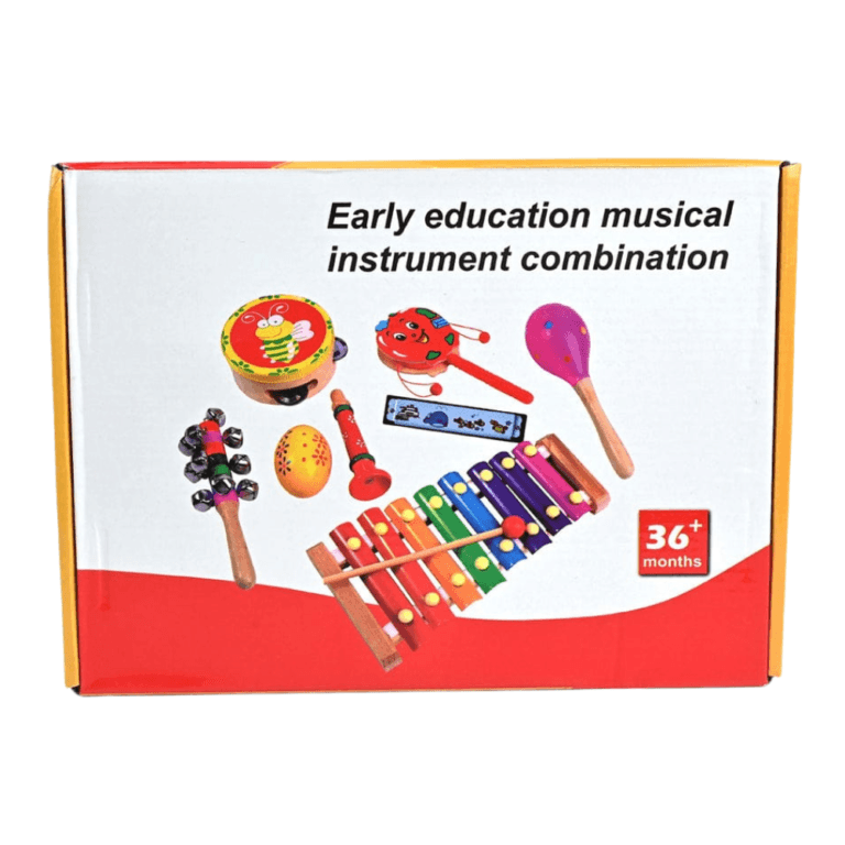 Jeu musical pour l'éducation précoce en bois coloré, comprenant un xylophone à 8 tons avec mailloches, un tambourin, une maraca, un hochet à grelots, un sifflet et un harmonica, sur fond blanc.