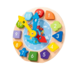 Gros plan sur le jouet éducatif "Horloge Numérique Magnétique en Bois". L'horloge présente des blocs numériques de 1 à 12, chacun d'une couleur et d'une forme géométrique différente (hexagone, cœur, étoile, carré, etc.). Le cadran est illustré et comporte des aiguilles mobiles pour les heures et les minutes.