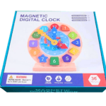 Boîte d'un jouet éducatif en bois, une "Magnetic Digital Clock" (Horloge Numérique Magnétique) pour apprendre l'heure. Le jouet est une horloge colorée avec des blocs numériques amovibles de différentes formes. La boîte mentionne les compétences développées et un avertissement "CHOKING HAZARD - Small parts, Not for children under 3 years" et l'âge recommandé "36+ Months".