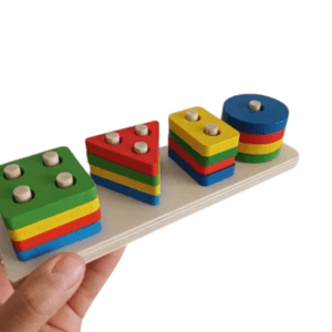 Jeu Montessori bois tri formes et couleurs pour enfant, développe la motricité fine des bébés de 18 mois au Maroc.