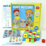 Jeu éducatif pour enfants appelé "Shape Matching" (Association de Formes) pour l'âge 3+, visant à améliorer la coordination œil-main, avec des planches de jeu, des cartes de défi et des pièces de formes colorées (carrés, cercles, triangles, hexagones).