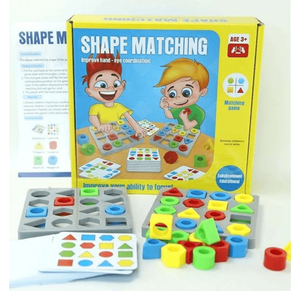 Jeu Éducatif Shape Matching Jeu éducatif pour enfants appelé "Shape Matching" (Association de Formes) pour l'âge 3+, visant à améliorer la coordination œil-main, avec des planches de jeu, des cartes de défi et des pièces de formes colorées (carrés, cercles, triangles, hexagones).