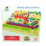 Boîte de jeu de Pixel art pour enfants , "Variété pixel drawing" de la marque Magosla. Elle présente un tableau perforé sur lequel sont insérées des chevilles colorées (vert, rouge, bleu, jaune, violet) formant un motif de fleurs et de formes géométriques. Un avertissement de sécurité indique "CHOKING HAZARD - Small parts, Not for children under 36 Months" et l'âge recommandé est "36+ Months".