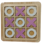 Jeu de Tic-Tac-Toe en bois avec des pièces encastrables. La grille $3 \times 3$ est remplie de neuf pièces : cinq 'X' roses et quatre 'O' blancs.