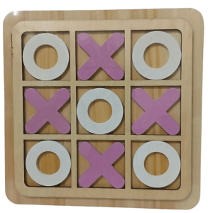 Jeu de Tic-Tac-Toe en bois avec des pièces encastrables. La grille $3 \times 3$ est remplie de neuf pièces : cinq 'X' roses et quatre 'O' blancs.