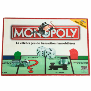 Monopoly classique, boîte de jeu de société Monopoly, édition classique, présentant le logo rouge, la mascotte M. Monopoly, deux dés, un jeton voiture de course argenté, un jeton chapeau haut de forme et des maisons de jeu sur le plateau, avec les mentions « The Property Trading Board Game » et « PARKER BROTHERS ».