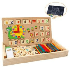 Boîte rouge et blanche du jeu éducatif en bois "Multi Functional Digital Computing Learning Box" pour enfants de 3 ans et plus, montrant le contenu avec des chiffres, des bâtonnets de comptage, une horloge et un tableau noir.