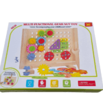 Multi-fonction Boîte d'un jouet éducatif en bois et plastique, "MULTI FUNCTIONAL GEAR NUT TOY" pour les 3 ans et plus, montrant un plateau d'activités avec des engrenages colorés, des boulons, des écrous et des pièces de construction, visant le développement de la motricité fine et des compétences d'apprentissage.