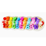 Boîte en carton rectangulaire d'un jouet éducatif en bois pour enfants. Le nom du produit en anglais est : "Two - one logarithmic plate of caterpillar" (Planche logarithmique chenille deux-en-un).