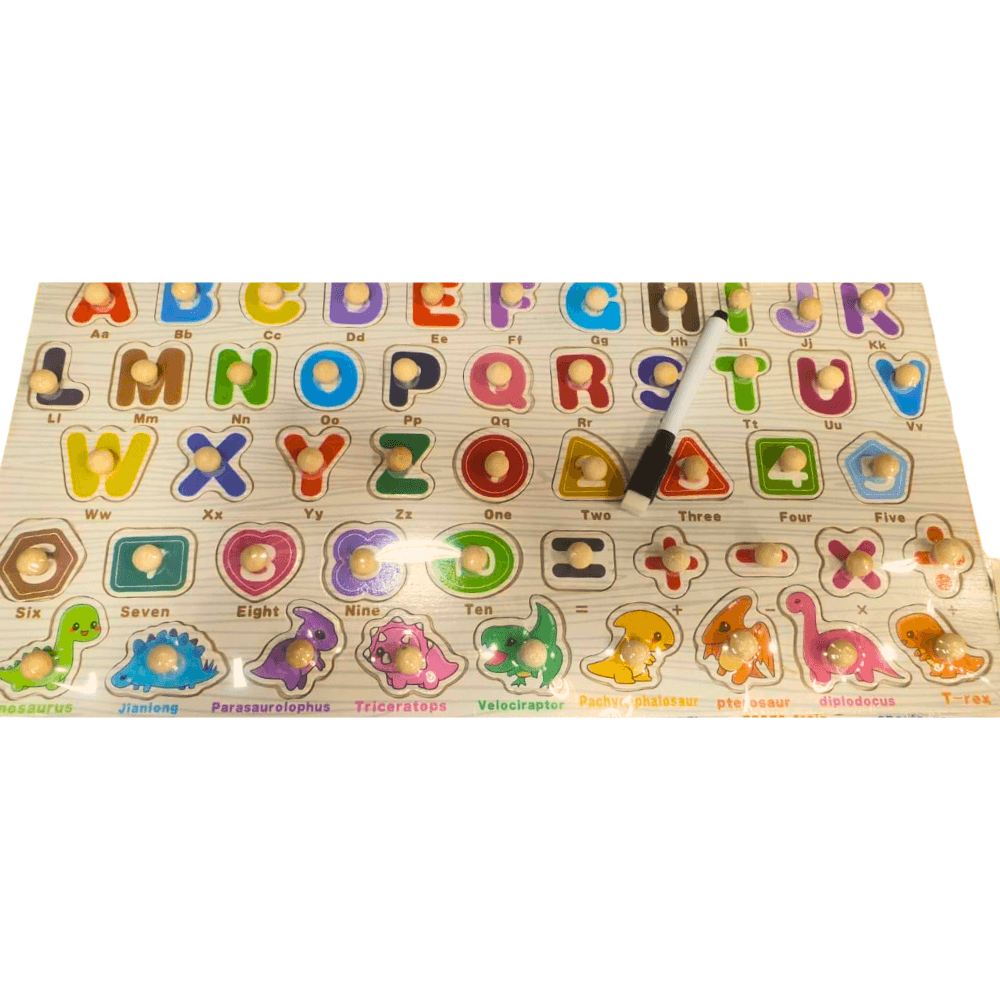 Puzzle éducatif en bois multifonction pour enfants, représentant l'alphabet complet (A-Z), les chiffres (1-10) et des dinosaures colorés. Chaque pièce d'encastrement possède un petit picot pour la motricité fine. 2. Légende (Caption)