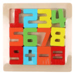Puzzle d'encastrement en bois pour enfants, contenant les chiffres de 1 à 9 et les symboles plus, moins et égal, en pièces de couleurs vives (rouge, bleu, jaune, vert, orange).