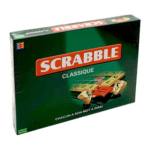Scrabble Classique jeu de société de lettres en français. La boîte noire et rouge est présentée à côté du plateau de jeu vert, des chevalets avec des lettres tirées, et une pochette à lettres bleue.