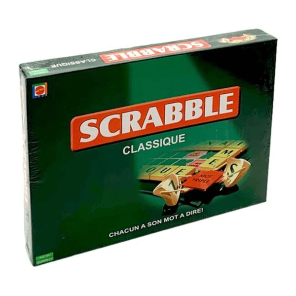 Scrabble Classique jeu de société de lettres en français. La boîte noire et rouge est présentée à côté du plateau de jeu vert, des chevalets avec des lettres tirées, et une pochette à lettres bleue.