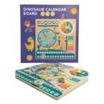 Tableau Calendrier en bois "Dinosaur Calendar Board" posé sur un support, affichant une horloge avec des aiguilles, un cadran des saisons, les jours de la semaine, les dates de 1 à 31, la météo et des illustrations de dinosaures.