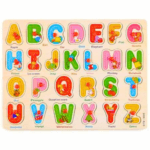 puzzle éducatif en bois en Bois – Puzzle à Poignées, 26 lettres majuscules colorées avec poignées et illustrations de mots (A comme Apple, B comme Ball, etc.).
