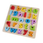 Puzzle en bois pour enfants, représentant l'alphabet minuscule en couleurs vives sur un plateau clair.