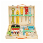 صندوق أدوات خشبي للأطفال مفتوح يحتوي على مطرقة، مفتاح وإكسسوارات البريكولاج.